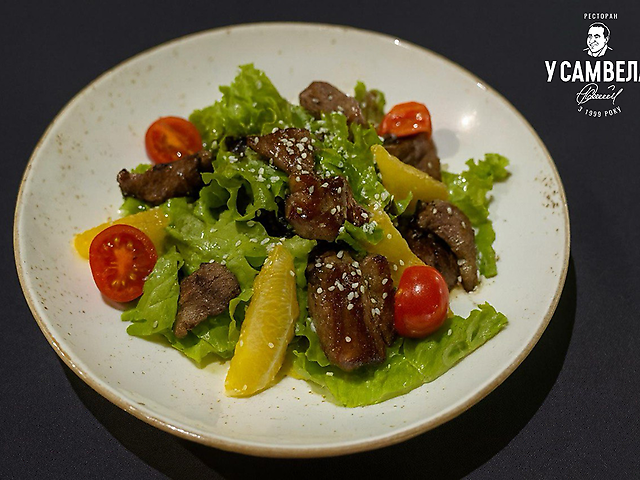 Теплий салат з грудинкою качки