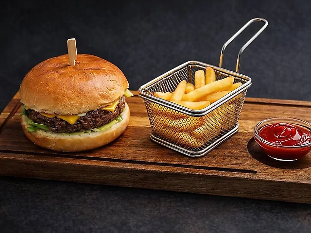 Бургер з яловичою котлетою