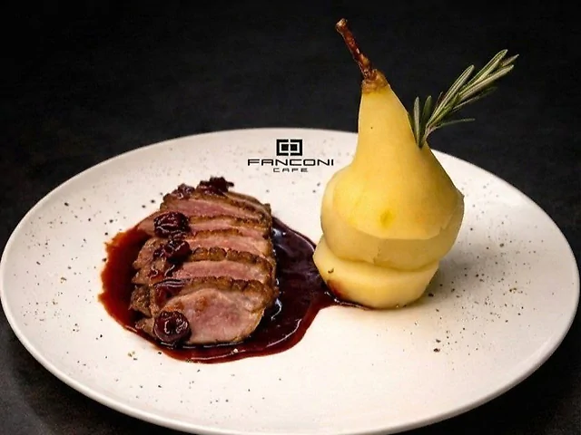 Качине філе з томленою грушею та вишневим демігласом