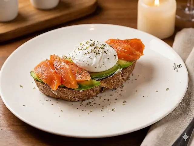 Брускета з авокадо, лососем та яйцем пашот