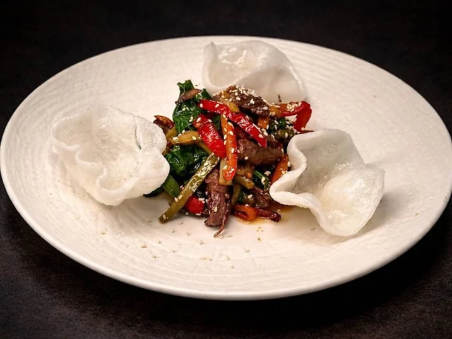 Теплий салат із телятиною, лісовими опеньками та рисовими чипсами