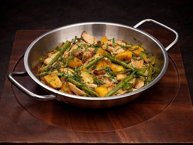 Гаряча пательня з курячим філе у вершковому соусі