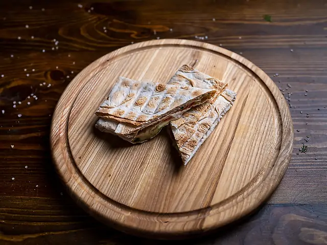 Лаваш з сулугуні, зеленню і соковитим томатом