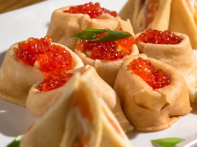 Млинці з червоною ікрою