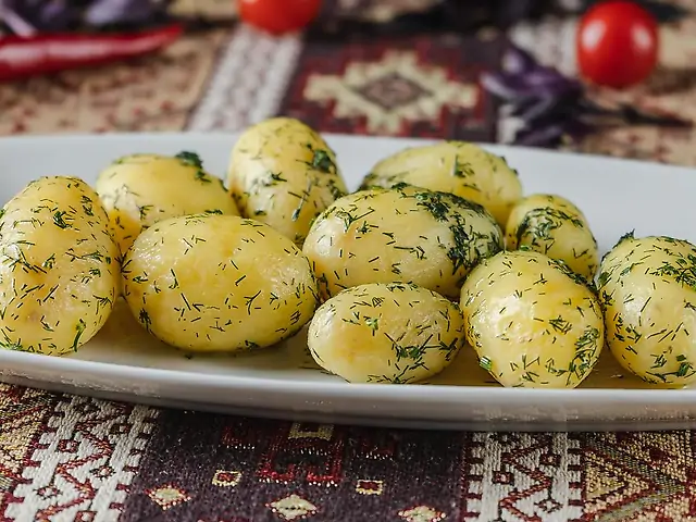 Картопля відварна з кропом