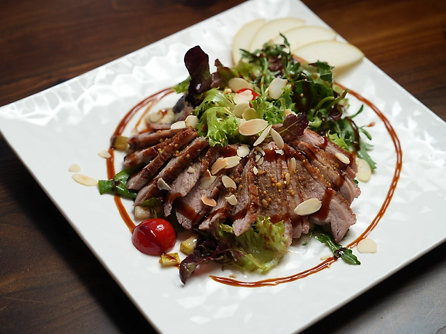 Салат з качиної грудки та грушею