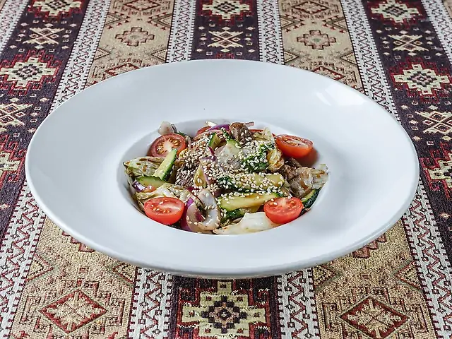 Салат з теплою телятиною