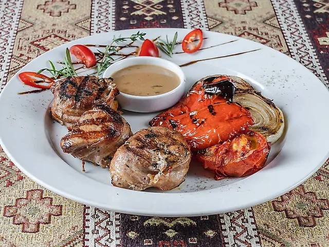 Медальони з телятини з овочами гриль