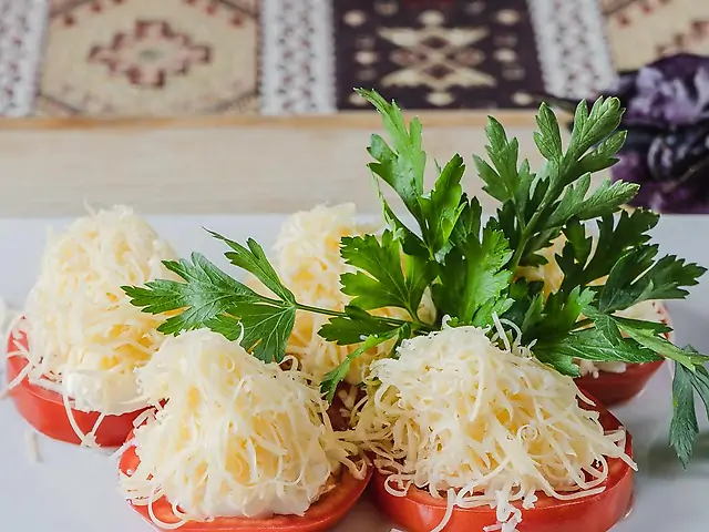 Помідори під сиром