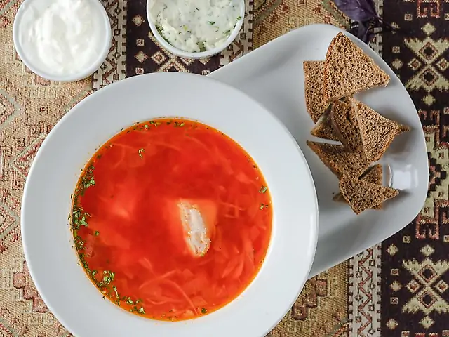 Борщ зі сметаною та домашнім смальцем