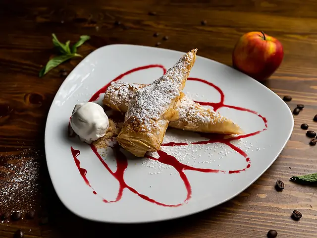 Штрудель з яблуком / з вишнею