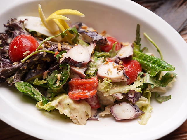 Салат з восьминогом та горiховим соусом