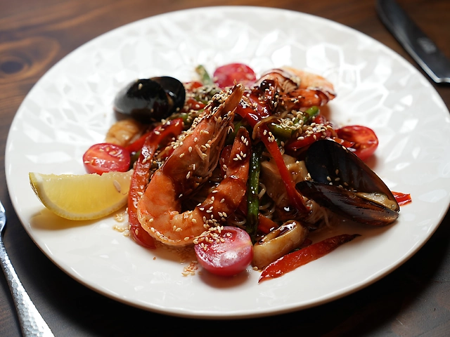 Салат з фунчози та морепродуктів