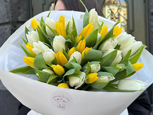Біло-жовтий мікс тюльпанів