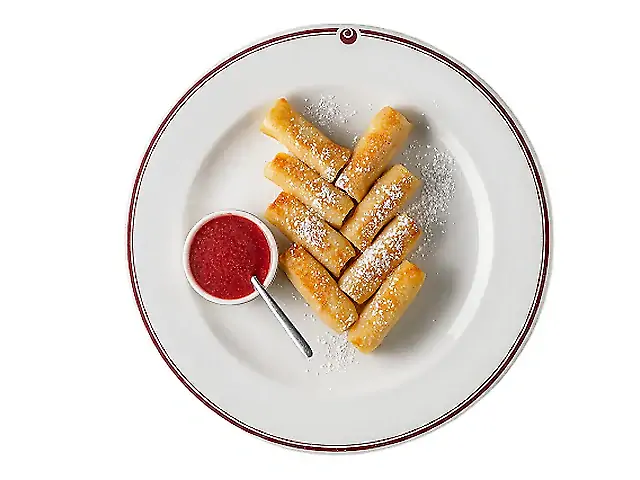 Тонкі млинці з сиром сметаною та соусом