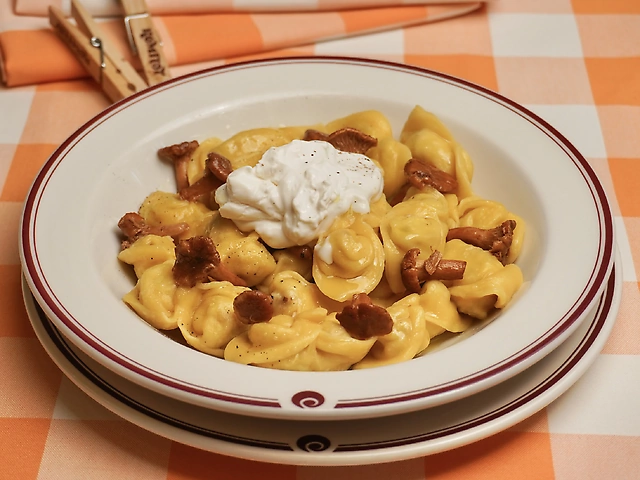 Пельмені з індичкою та лисичками