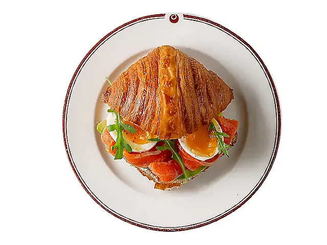 Круасан із лососем та авокадо