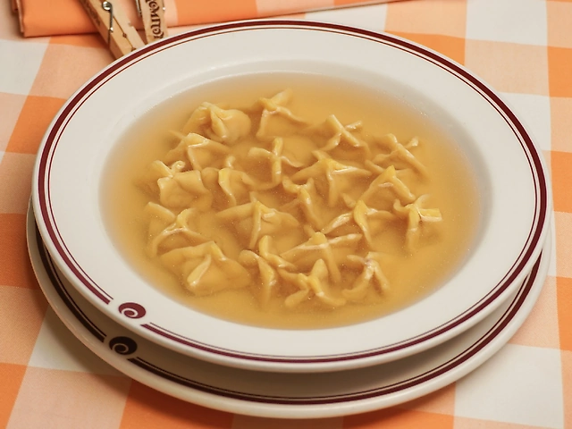 Пельмені з качкою у бульоні