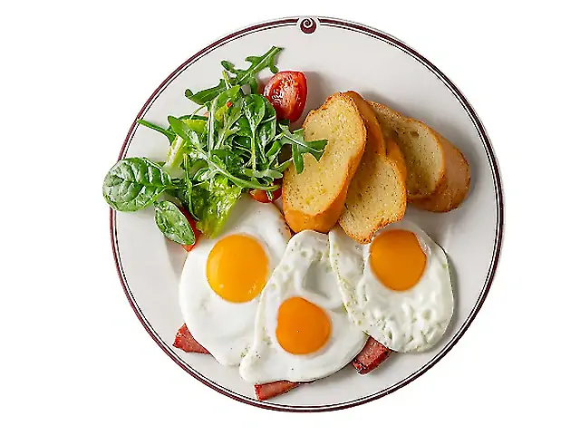 Яєчня оката зi смаженою ковбасою