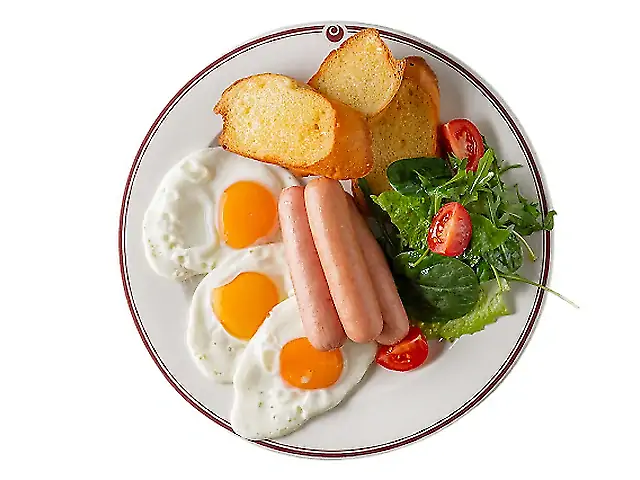 Яєчня оката з сосисками