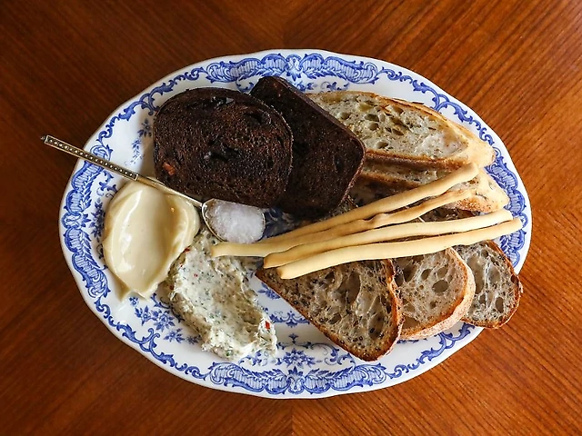 Хлібна тарілка з маслами