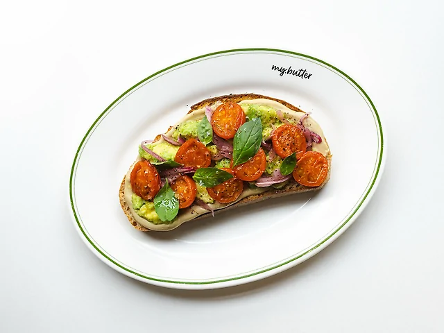 Тост з хумусом та Томатами конфі