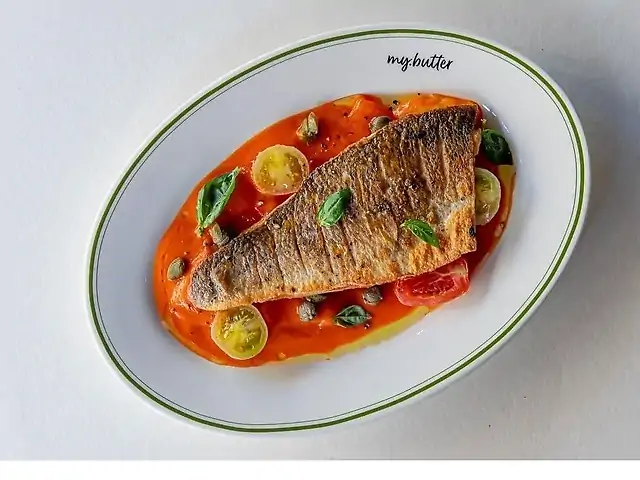 Сібас з сезонними томатами та перцем