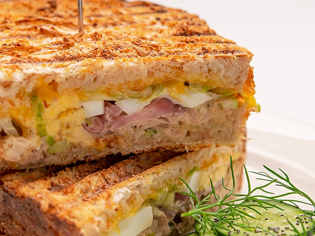 Туна мелт з фермерським чеддером