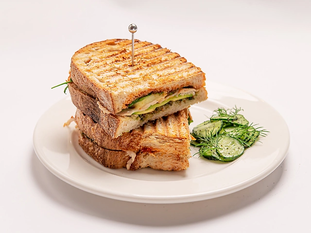 Сендвіч з індичкою та авокадо