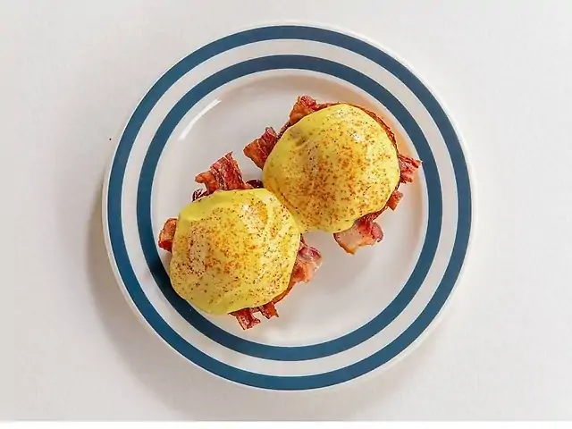 Яєчня бенедикт з хрустким  беконом