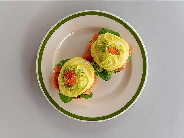 Яєчня бенедикт з авокадо та слабосоленою фореллю