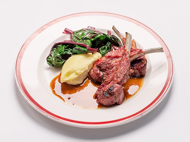 Каре ягняти з картопляним пюре та буряком