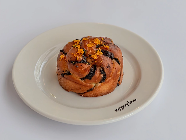 Булочка з шоколадно-маковою начинкою