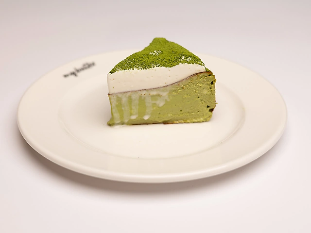 Баськський чізкейк з матчею та кокосом