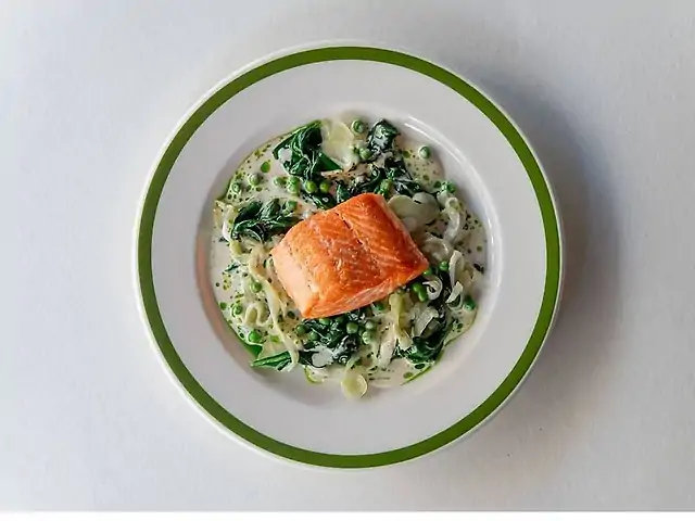 Філе форелі з сезонною зеленню