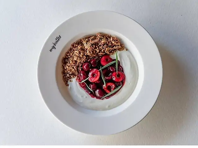 Гречана гранола з кокосовим йогуртом