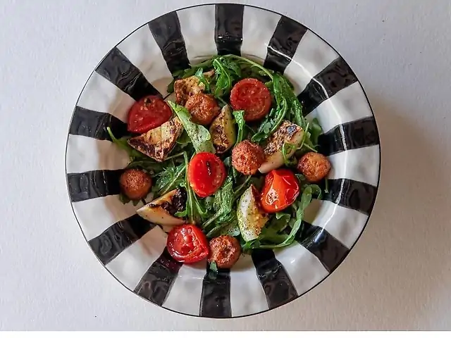 Теплий салат з фрикадельками з креветок