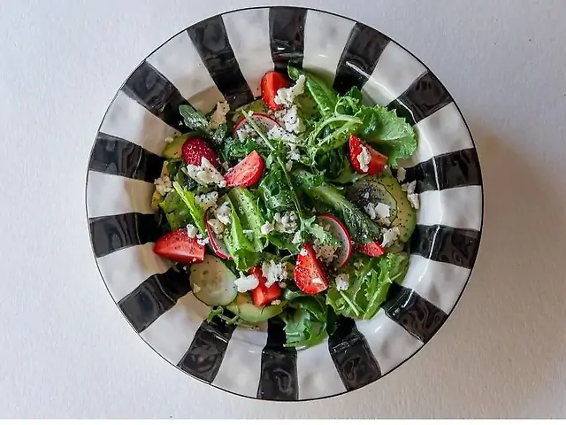Зелений салат з авокадо та сезонними фруктами