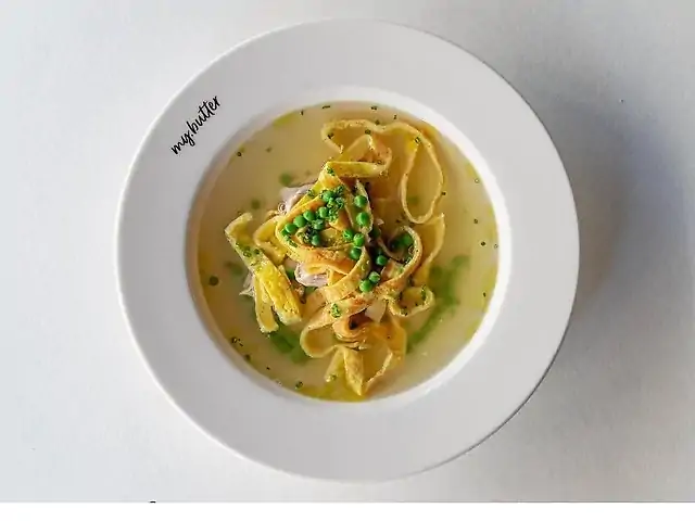 Суп з фермерського курча та яєчної локшини