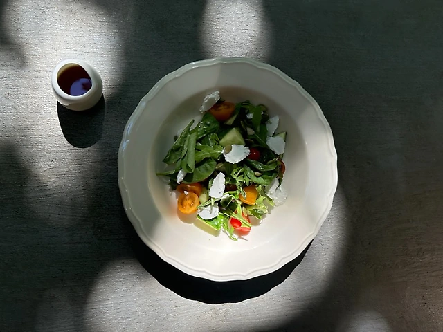 Літній одеський салат із сезонними томатами