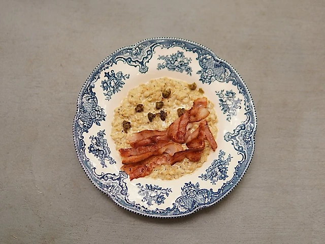 Сирна вівсянка з трюфелем та беконом