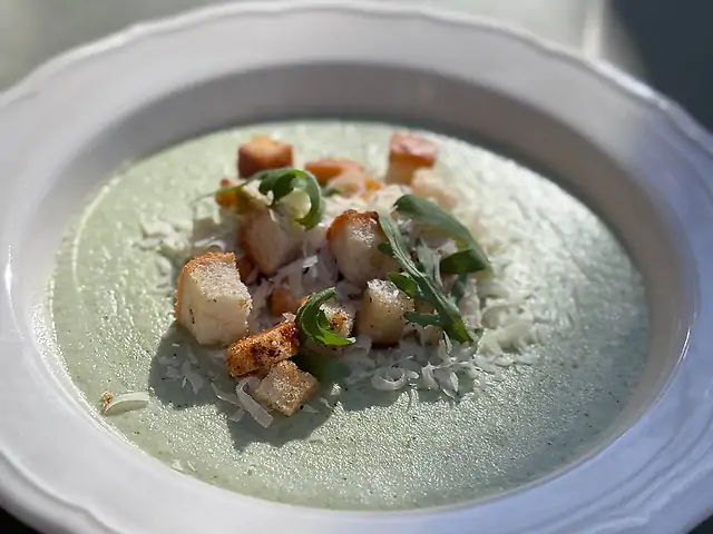 Крем - суп з броколлі та пармезаном