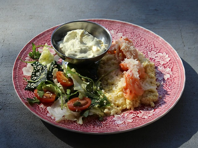 Скрембл із креветкою та пармезаном з трюфельним соусом