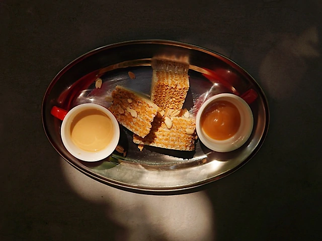 Вафельний торт з кремом три молока та горішками