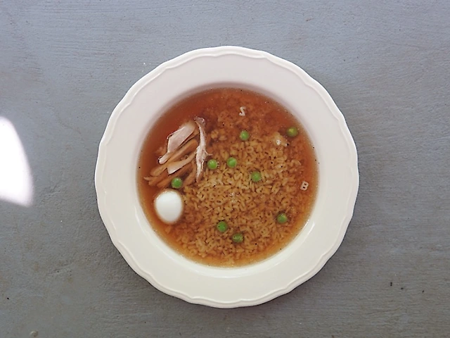 Курячий бульйон з макарошками