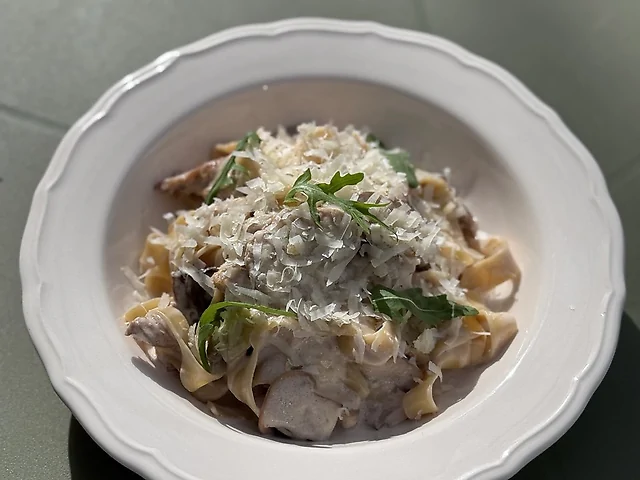 Паста з куркою та грибами