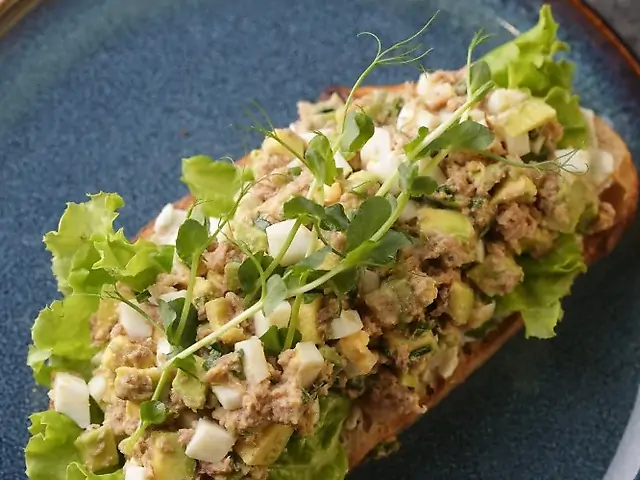 Toast with tuna and avocado