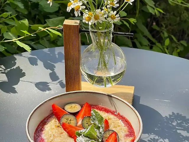 Sweet oatmeal with berries