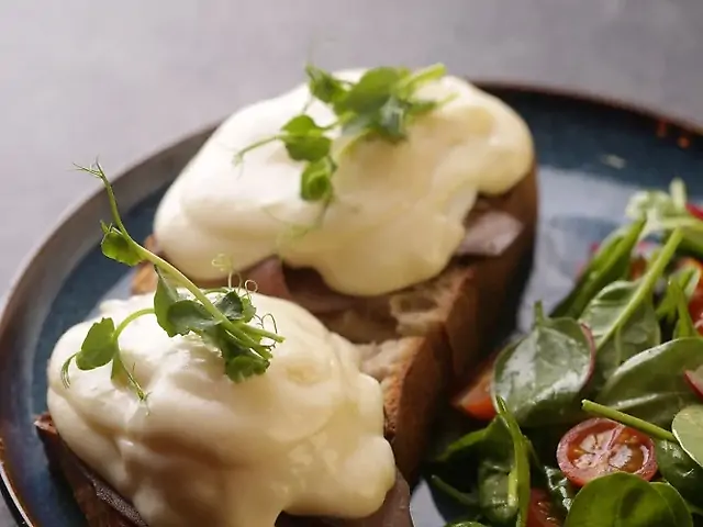 Croque Misier toast with roast beef and cheese sauce