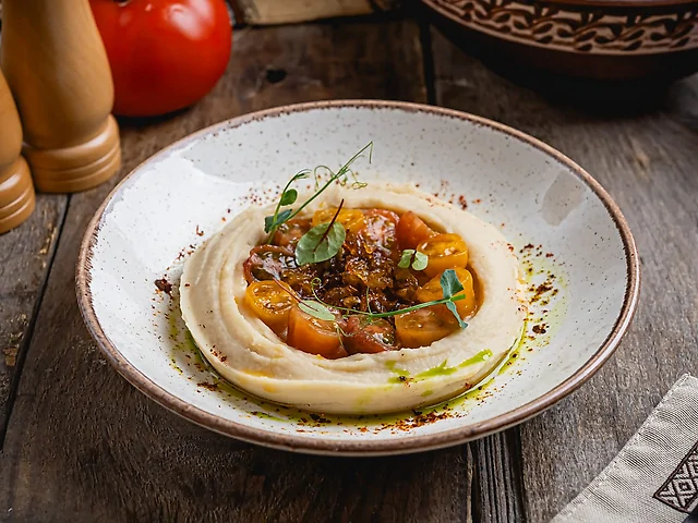 Крем квасоля з томатами та смаженою цебулею